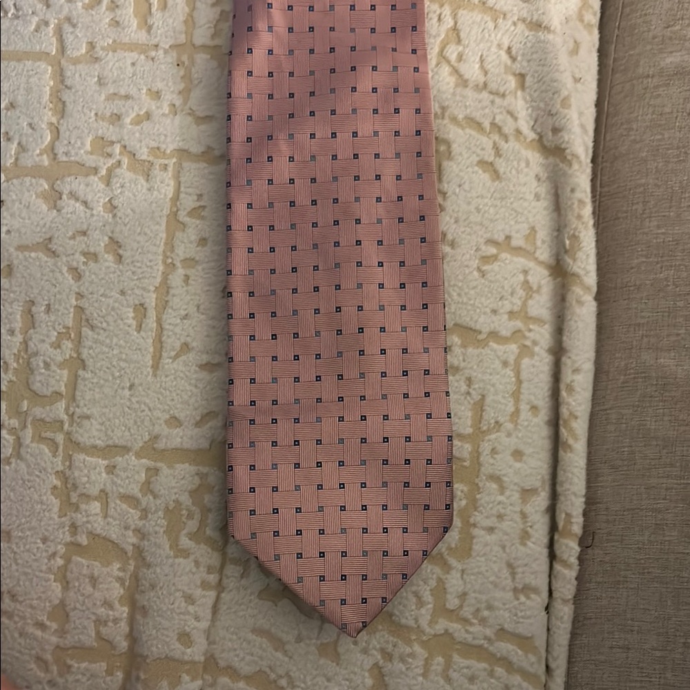 Elegant Pink Patterned Tie